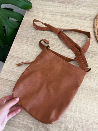 Bolso bandolera marrón con cremalleras