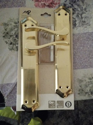 Pomos de puerta dorados