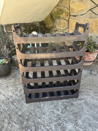 Botellero apilable de plástico marrón