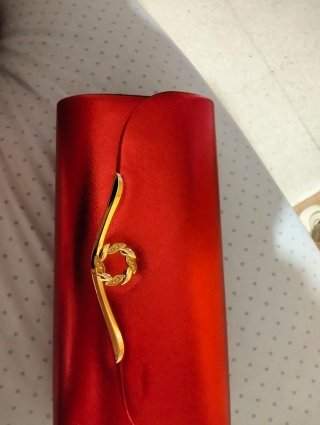 Bolso de mano rojo con detalle dorado
