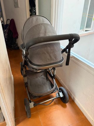 Carrito de bebé gris