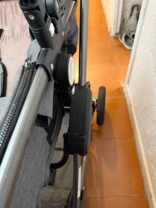 Carrito de bebé gris
