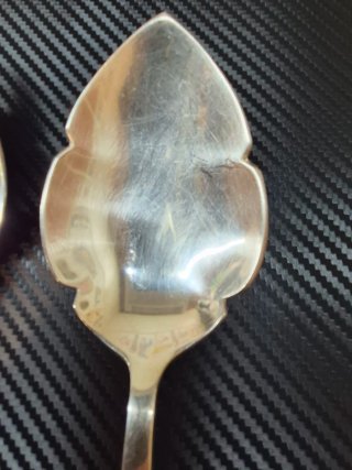 Cubiertos plateados antiguos para ensalada