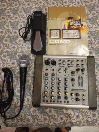 Mixer Soundcraft Compact 4 + Microfono + Pedale