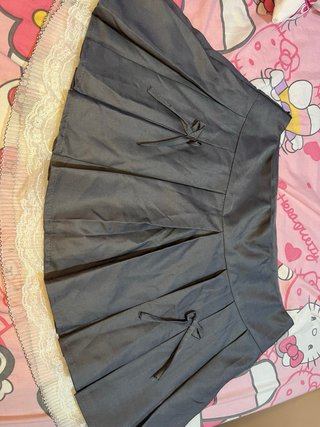 Falda gris con encaje blanco