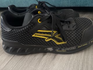 Zapatillas U-Power Negras y Doradas