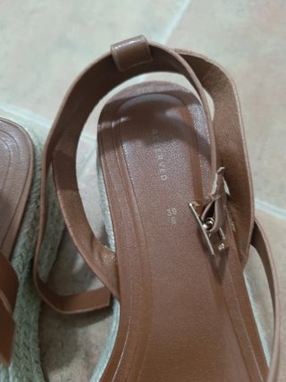 Sandalias plataforma Reserved marrones talla 39.