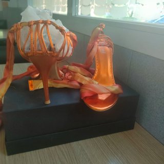 Sandalias naranjas y rosas con lazada