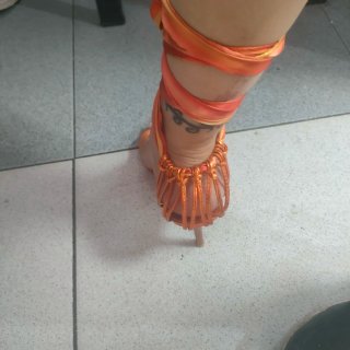 Sandalias naranjas y rosas con lazada