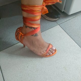 Sandalias naranjas y rosas con lazada
