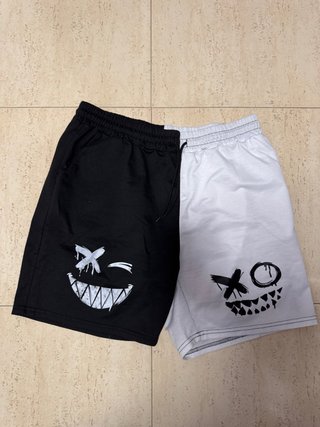 Pantalones cortos divididos con cara sonriente