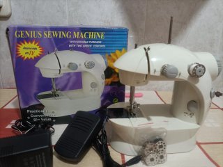 Máquina de coser con pedal.