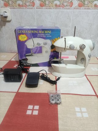 Máquina de coser con pedal.