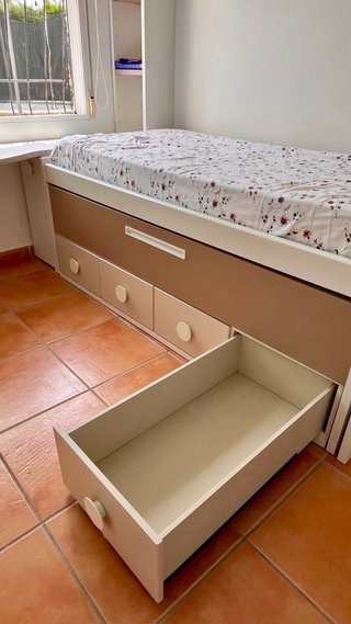 Dormitorio juvenil madera maciza impecable.