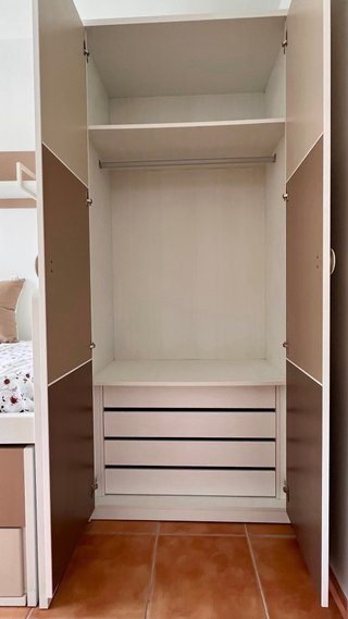 Dormitorio juvenil madera maciza impecable.