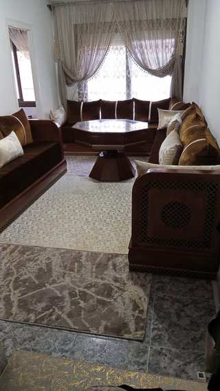 Sofá modular marrón y dorado