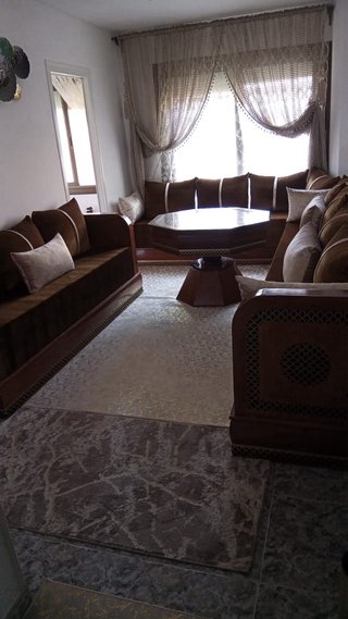 Sofá modular marrón y dorado
