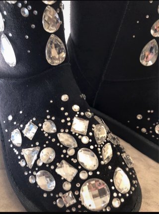 Botas negras con pedrería plateada