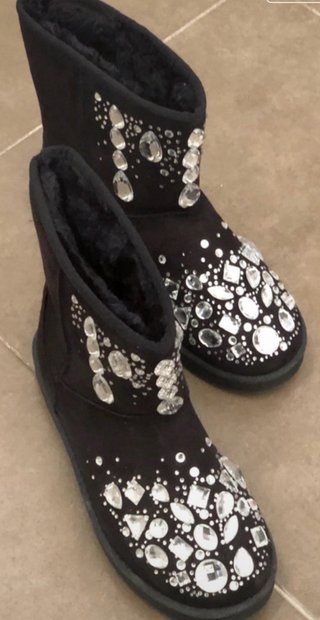 Botas negras con pedrería plateada