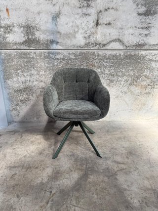 Silla giratoria Dorina de chenilla verde y patas de acero con acabado verde.