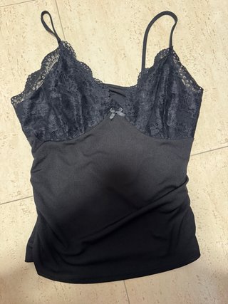 Top lencero negro con encaje