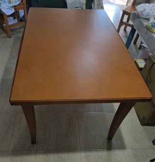 Mesa de comedor de madera color miel