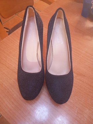 Tacones negros brillantes