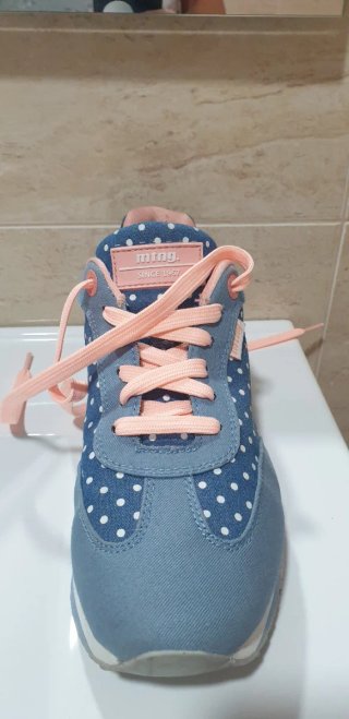 Zapatillas Mustang Lunares Azul y blanco.
