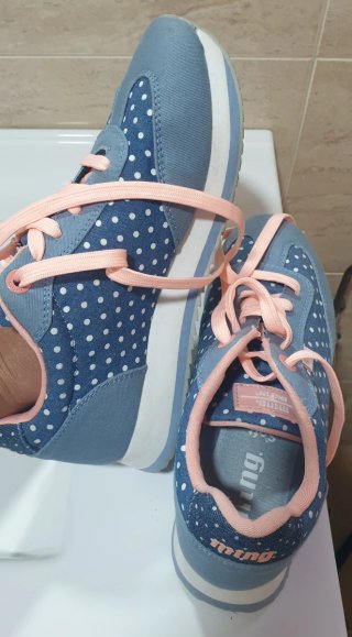 Zapatillas Mustang Lunares Azul y blanco.