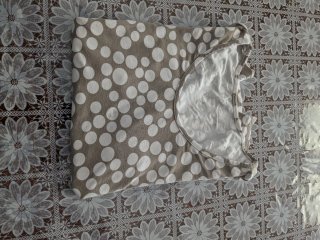 Maglietta a pois beige e bianchi