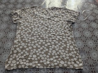 Maglietta a pois beige e bianchi