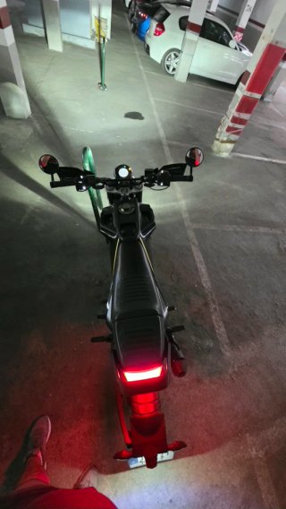 Husqvarna Svartpilen 401 Negra y Amarilla