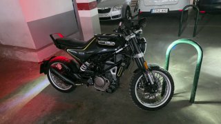 Husqvarna Svartpilen 401 Negra y Amarilla