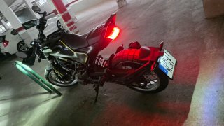 Husqvarna Svartpilen 401 Negra y Amarilla