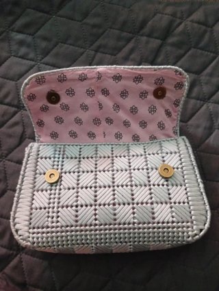 Bolso de mano color plata hecho a mano