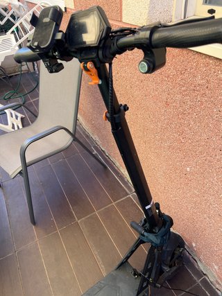 Patinete Eléctrico Plegable Negro y bicicleta