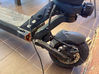 Patinete Eléctrico Plegable Negro y bicicleta