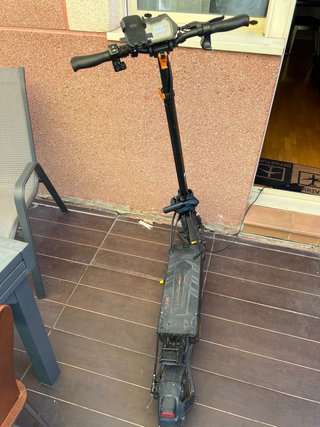 Patinete Eléctrico Plegable Negro y bicicleta
