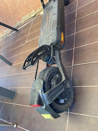Patinete Eléctrico Plegable Negro y bicicleta
