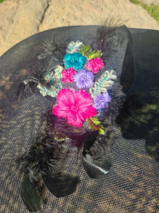Pamela negra con bordados y plumas