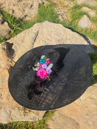 Pamela negra con bordados y plumas