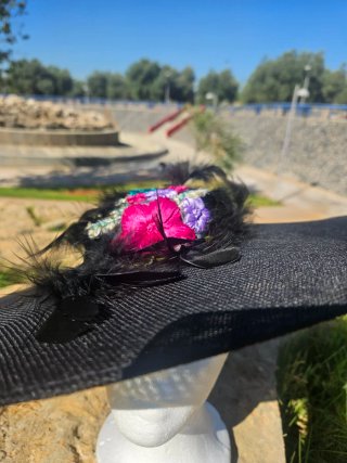Pamela negra con bordados y plumas