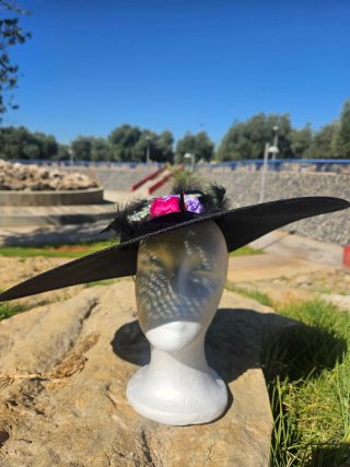 Pamela negra con bordados y plumas