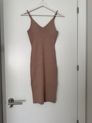 Vestido de tirantes nude