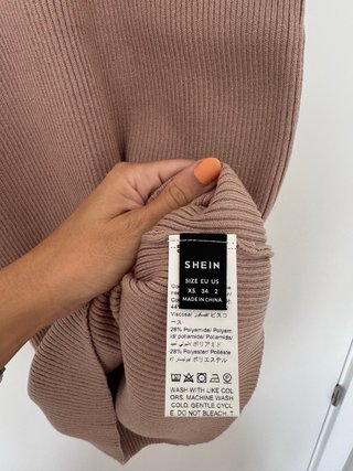 Vestido de tirantes nude