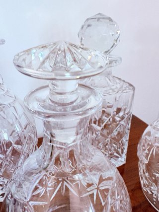 Juego de 4 licoreras antiguas de cristal tallado