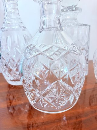 Juego de 4 licoreras antiguas de cristal tallado