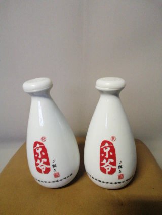 Bottiglie Sake con Maschere Cinesi