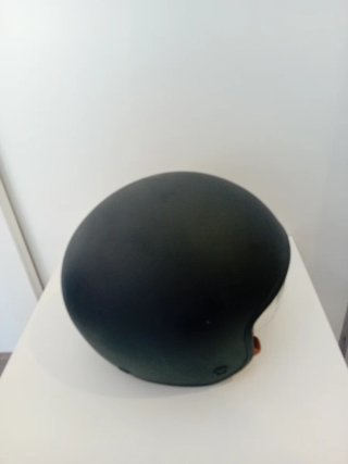 Casco de moto negro con visera