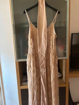 Abito lungo Kartika pizzo con cintura raso
